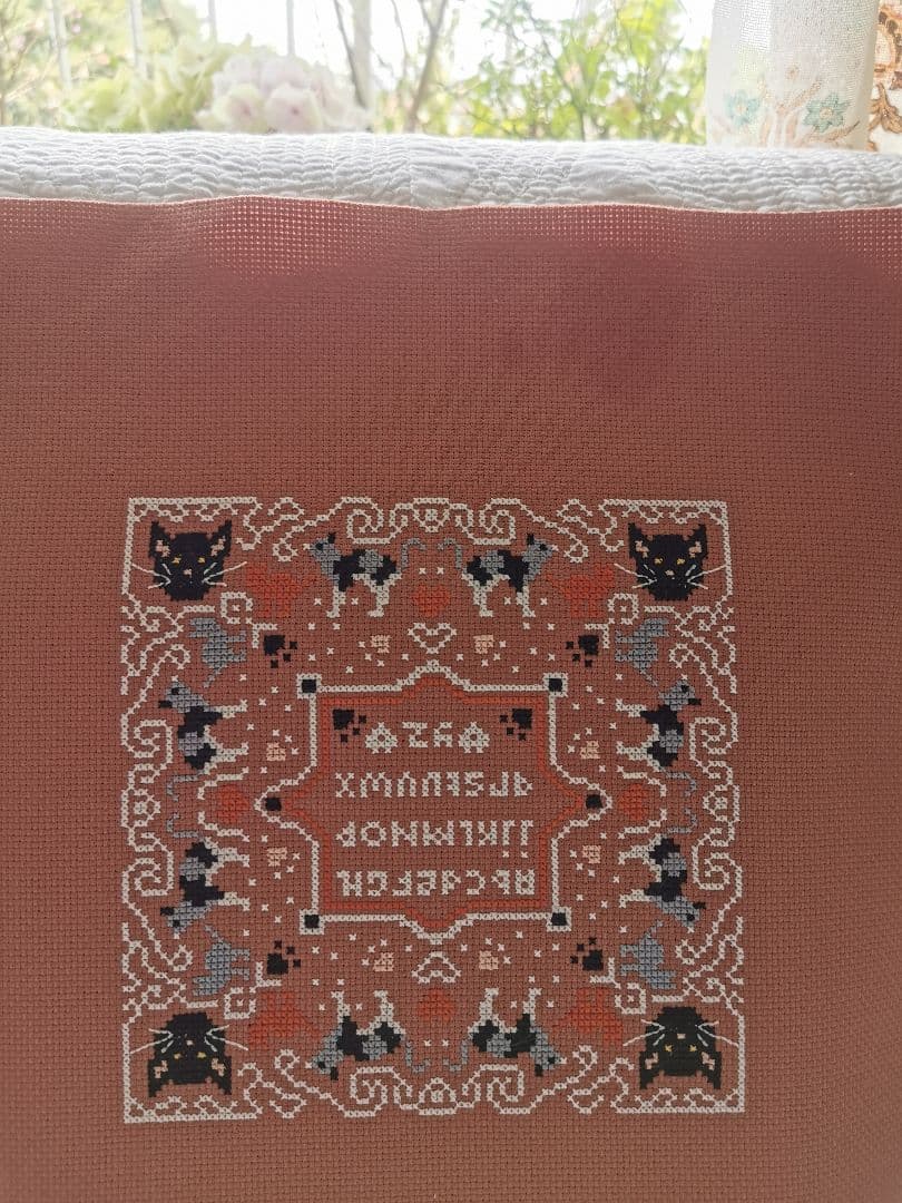 アンティークフランス 22匹の猫＆肉球色糸刺繍フレーム アルファベットサンプラー