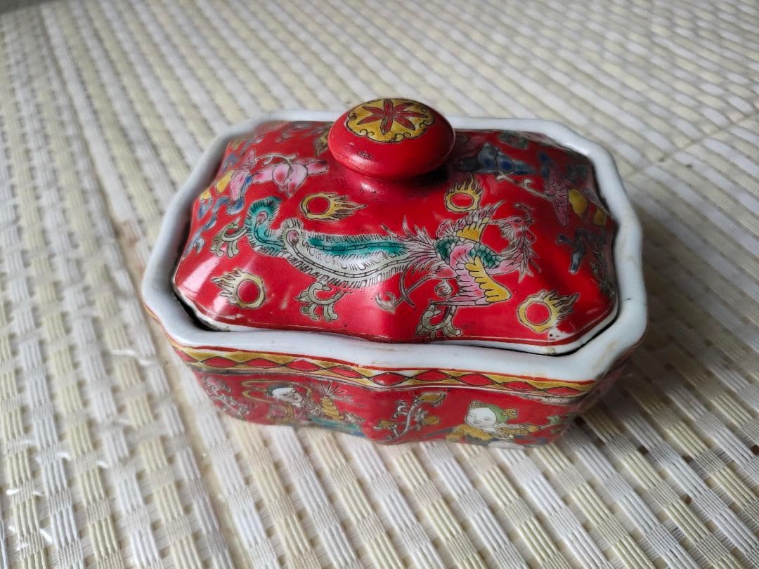 ●中国アンティーク 清朝末期 色絵人物文 蓋付き小物入れ粉彩吉祥文古陶磁香合骨董