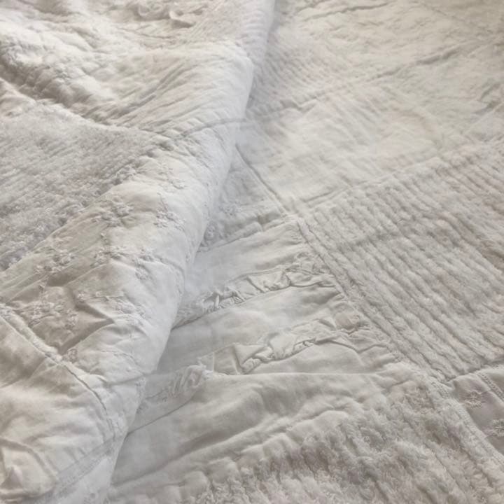 手縫いハンドワークキルトパッチワークマルチカバー　ホワイトコットン