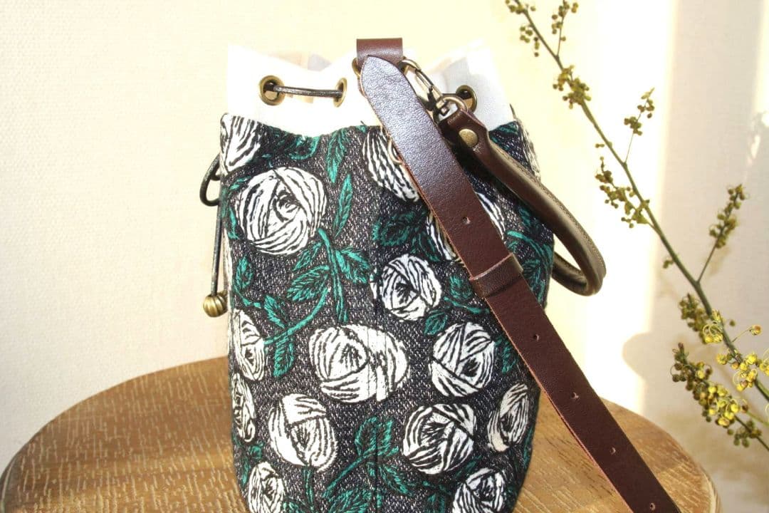 『丸みを帯びた2way巾着バッグ』(М) 　ミナペルホネン