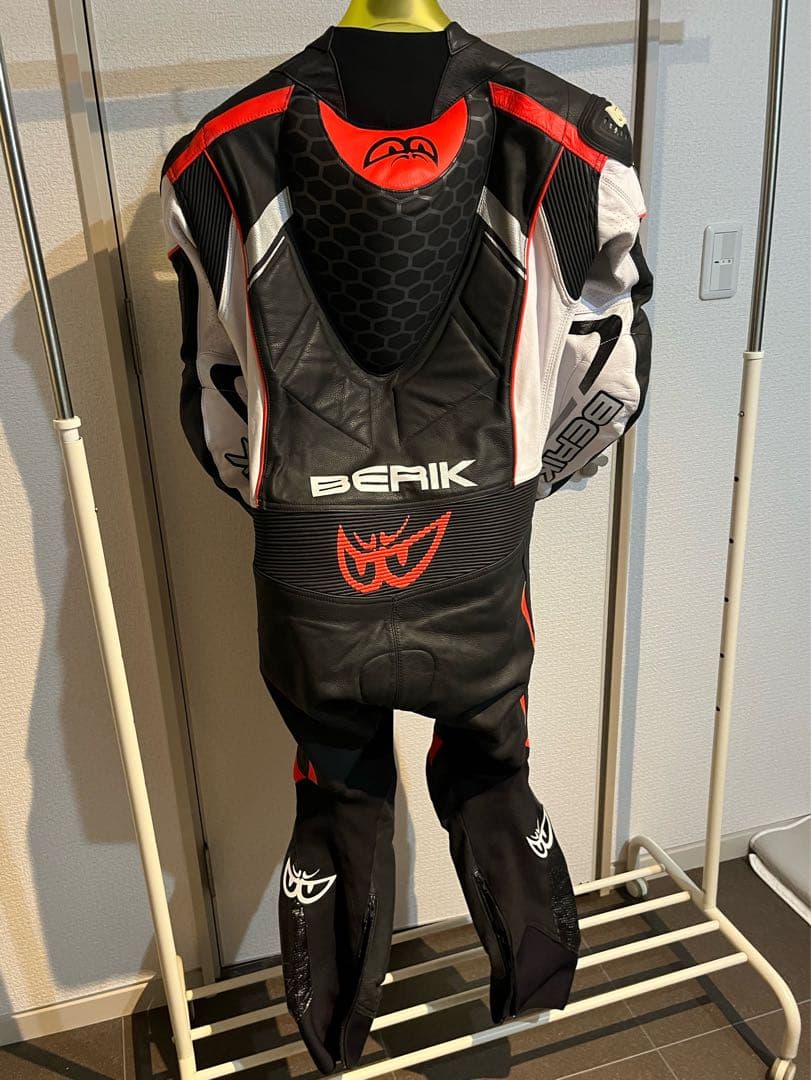 BERIK レーシングスーツ 黒/赤/白