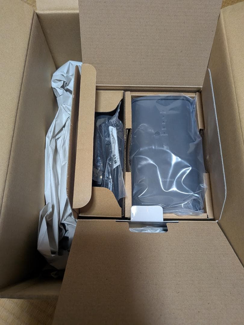 docomo  5G HR02 本体｜付属品付き•初期化済・即利用可