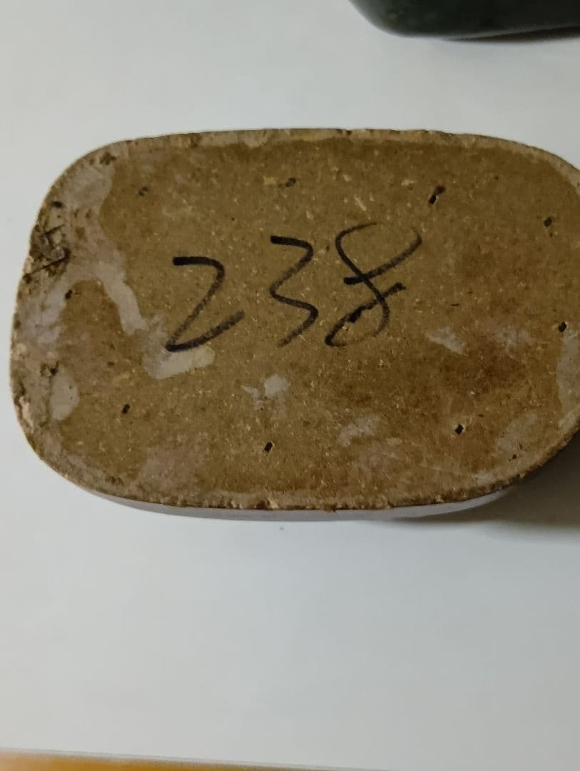 ラブラドライト　原石　台座付き