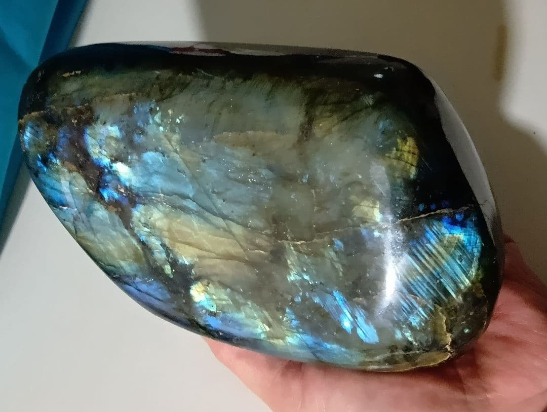 ラブラドライト　原石　台座付き