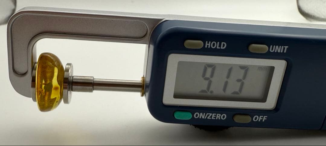 新品未使用 バルティックアンバー 虫入り琥珀 カボション ルース 1/2