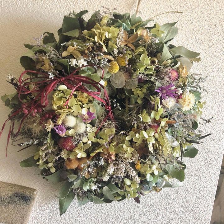 グリーンと花々のリース