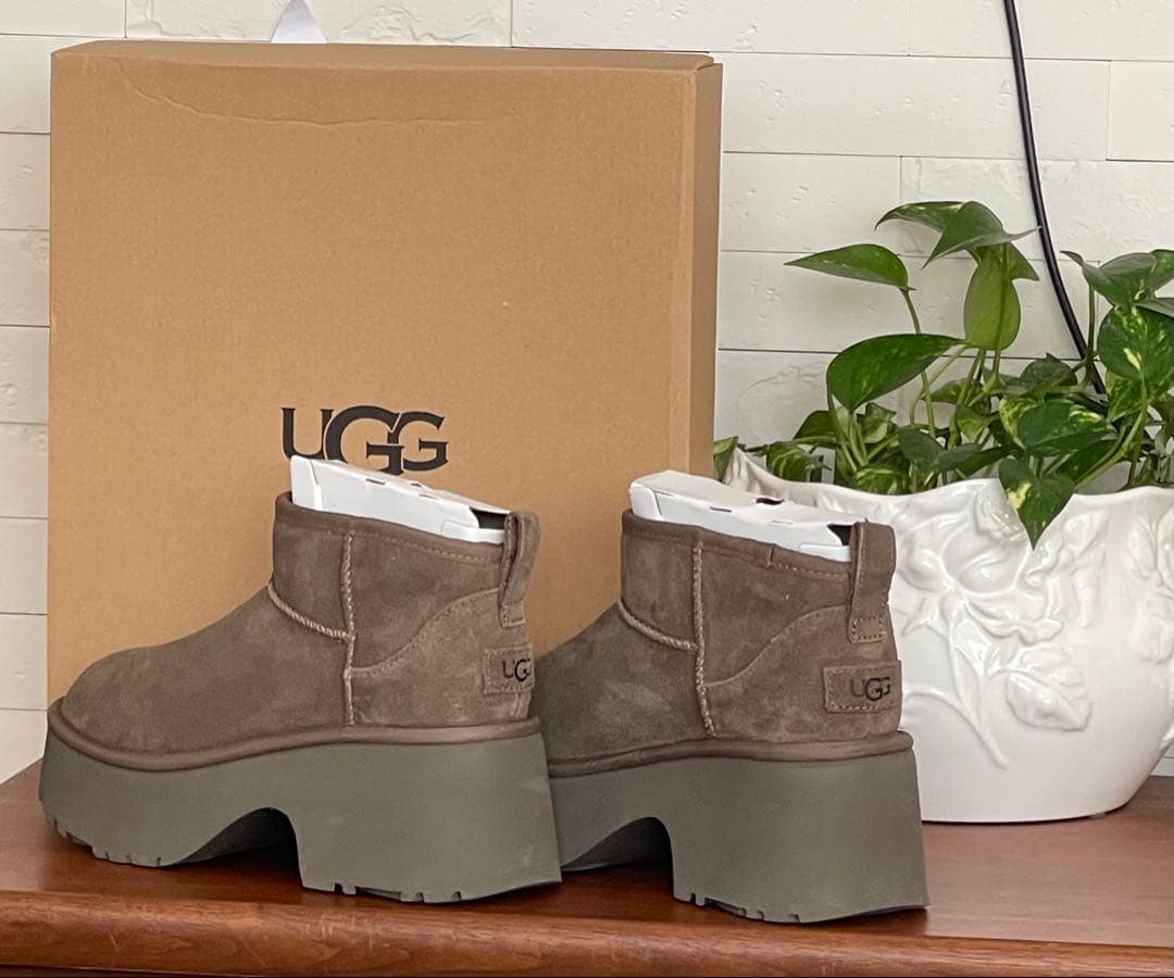 UGG アグ クラシック ウルトラ ミニ ニュー ハイツ ムートンブーツ 24