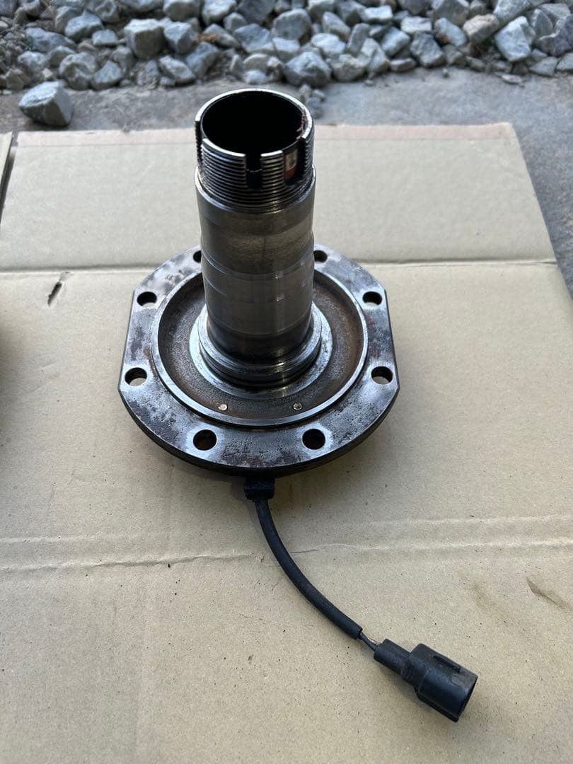【中古品】ランドクルーザー70 パワーロッキングハブ用のスピンドル