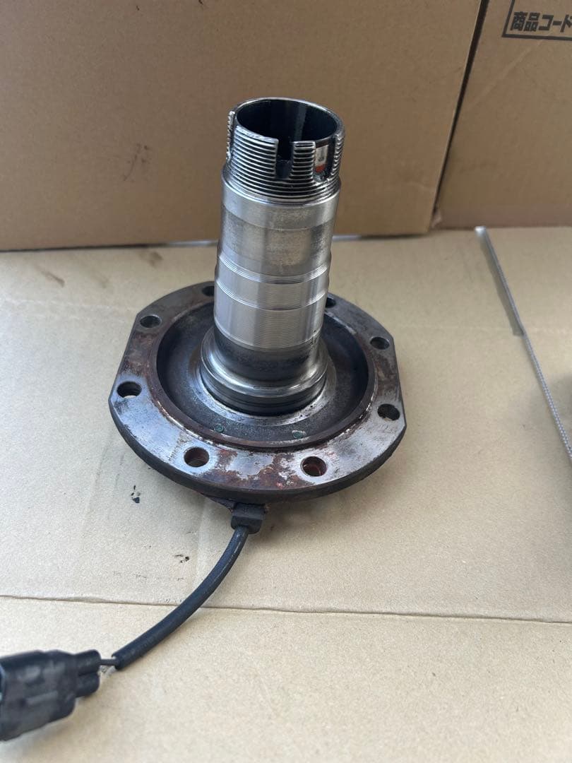 【中古品】ランドクルーザー70 パワーロッキングハブ用のスピンドル