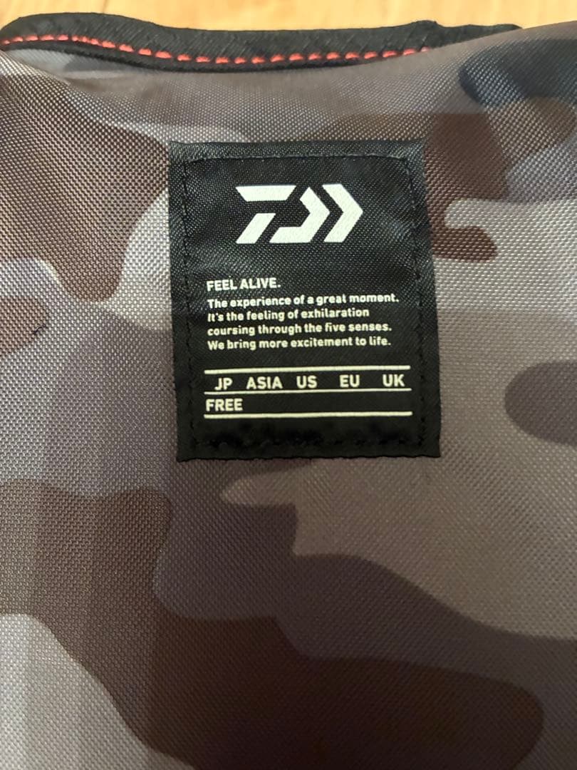 Daiwa フィッシングベスト カモフラージュ ブラック/レッド