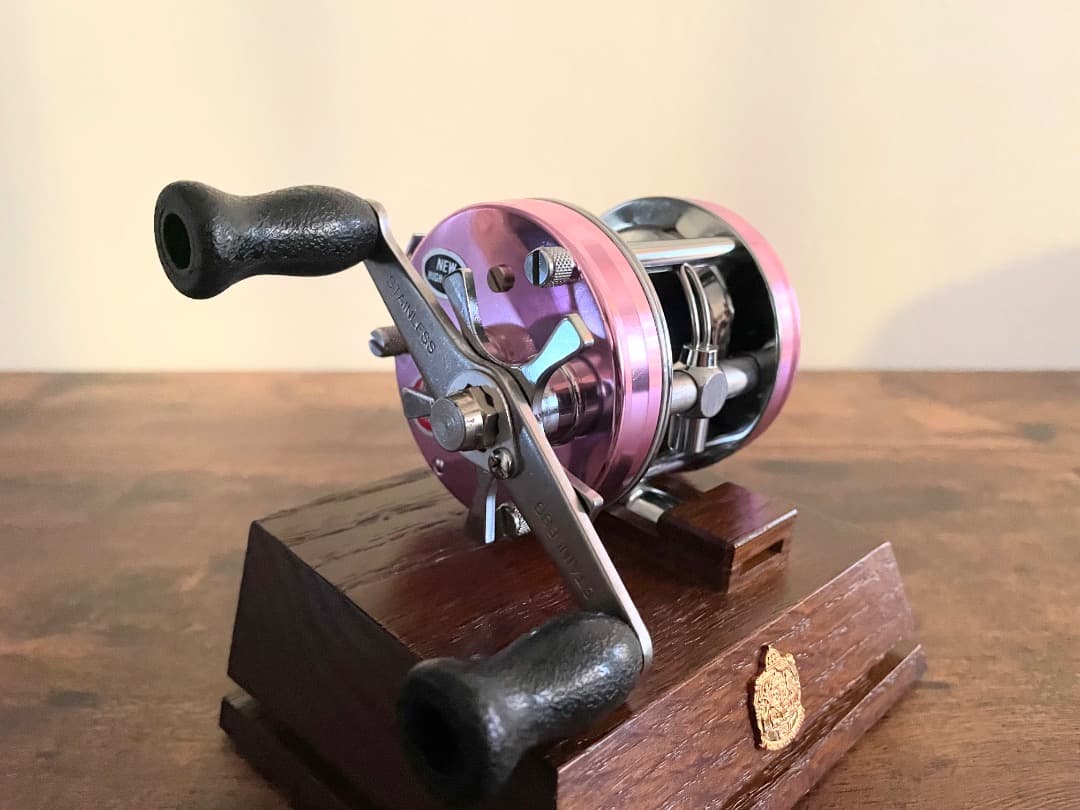 ABU Ambassadeur 5500Cアンバサダー サイモンシモムラ ピンク