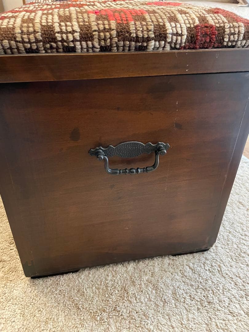 キリムを使った木製収納付きスツール