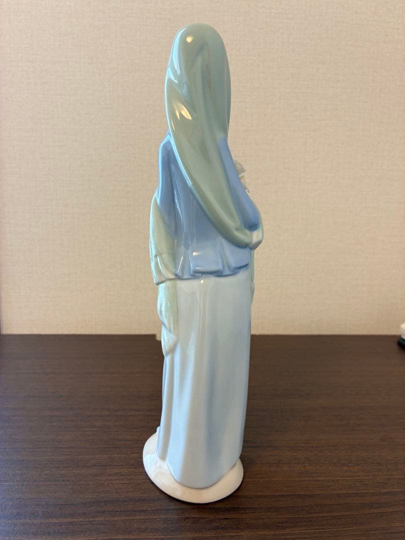 リヤドロ人形　百合を持つマリア像