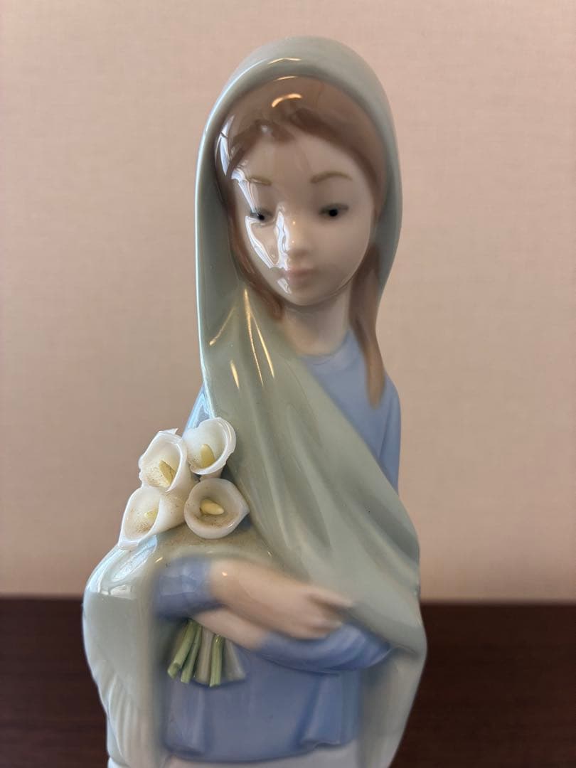 リヤドロ人形　百合を持つマリア像