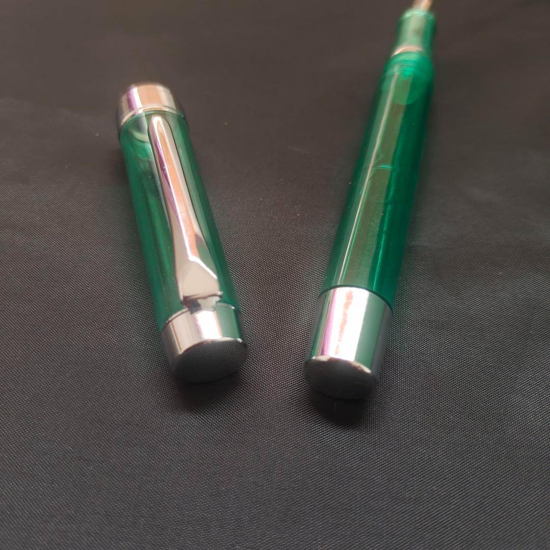 @透明な緑色の万年筆 16