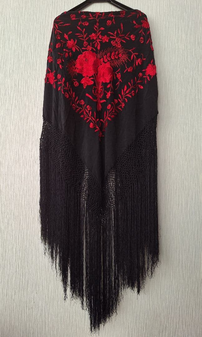 フラメンコ衣装　大判マントン　黒地赤花柄