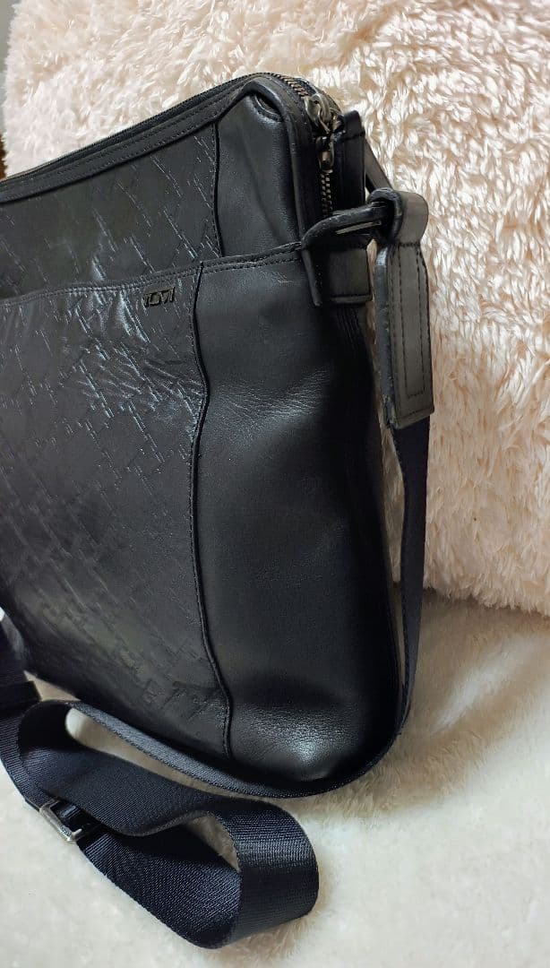 TUMI トゥミ ブラック レザーショルダーバッグ エンボス 型押し