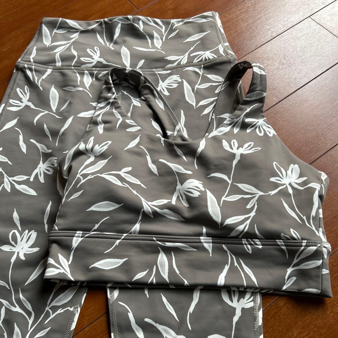 emmi yoga.ヨガウェアセット.花柄.グレー×ホワイト.1サイズ