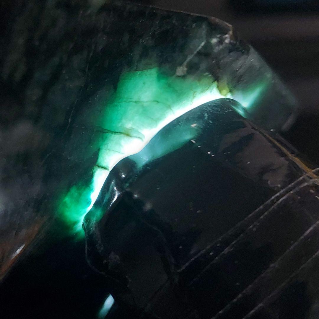 黒とグレーのマーブル模様が渋くかっこいい JADEITE本翡翠 4面磨き 546