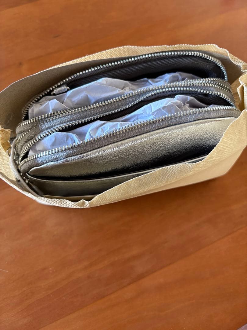 【BEAURE/ビュレ】トリプルファスナー ミニポシェット　シルバー