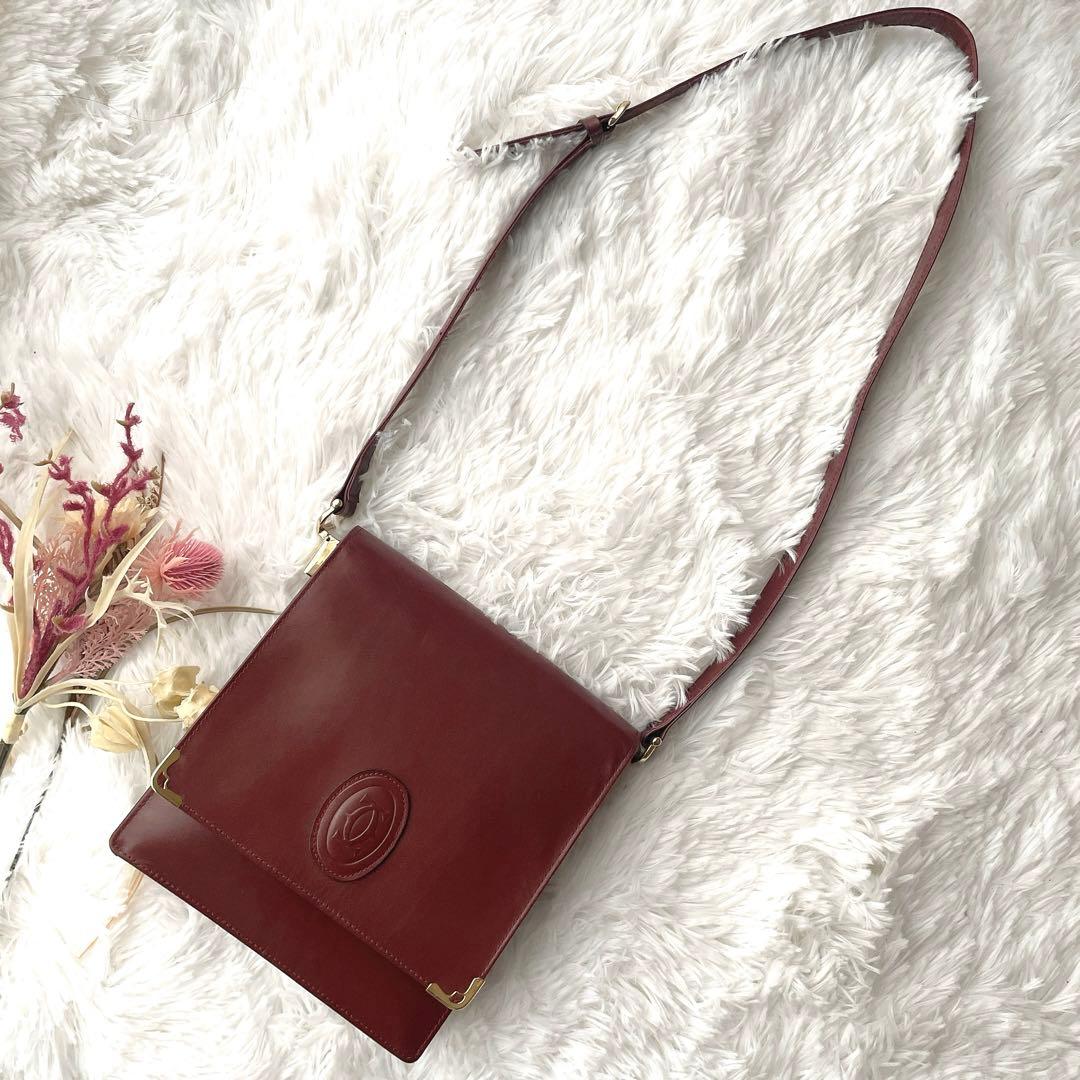 Cartier マストライン ロゴ型押し ボルドー フラップ ショルダーバッグ