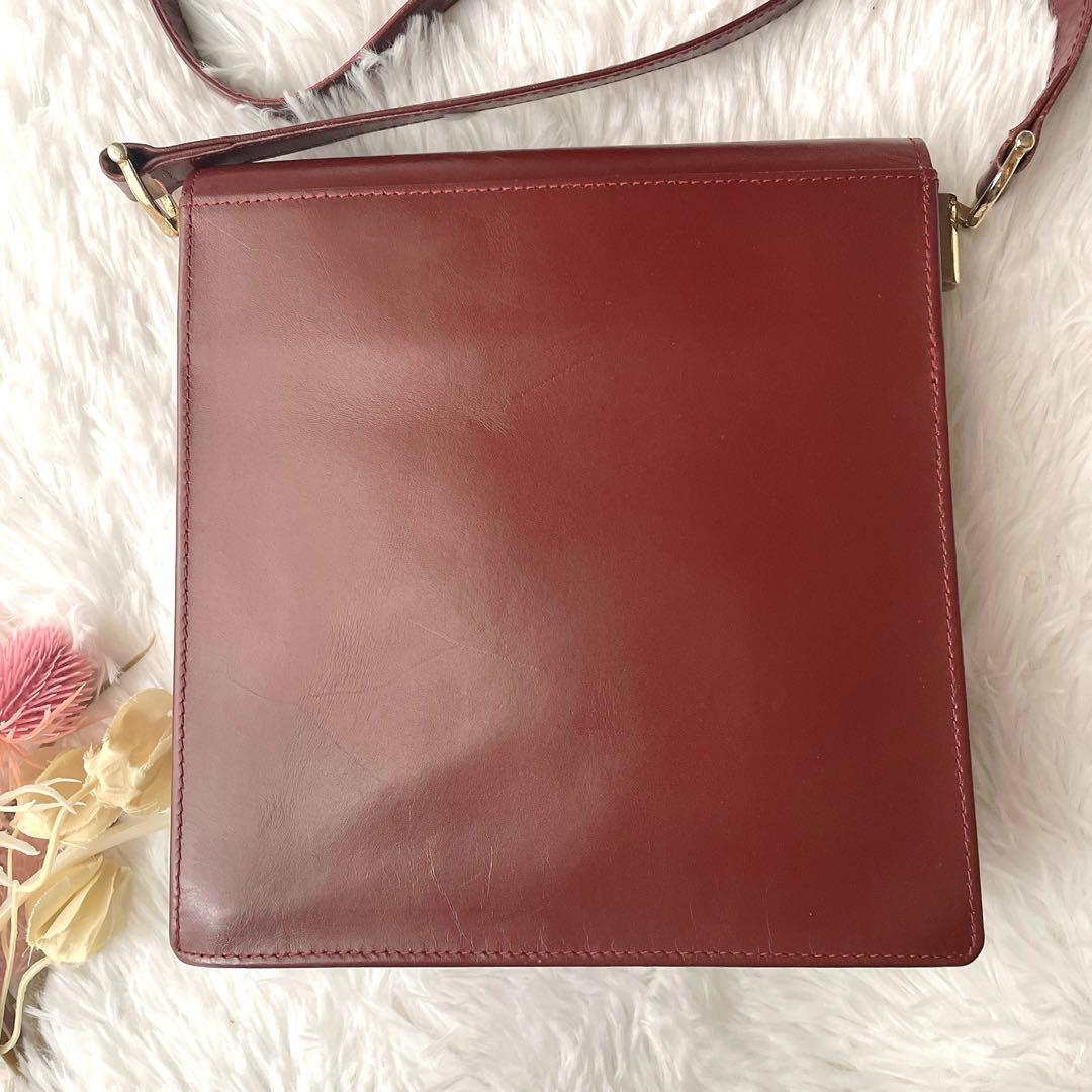 Cartier マストライン ロゴ型押し ボルドー フラップ ショルダーバッグ