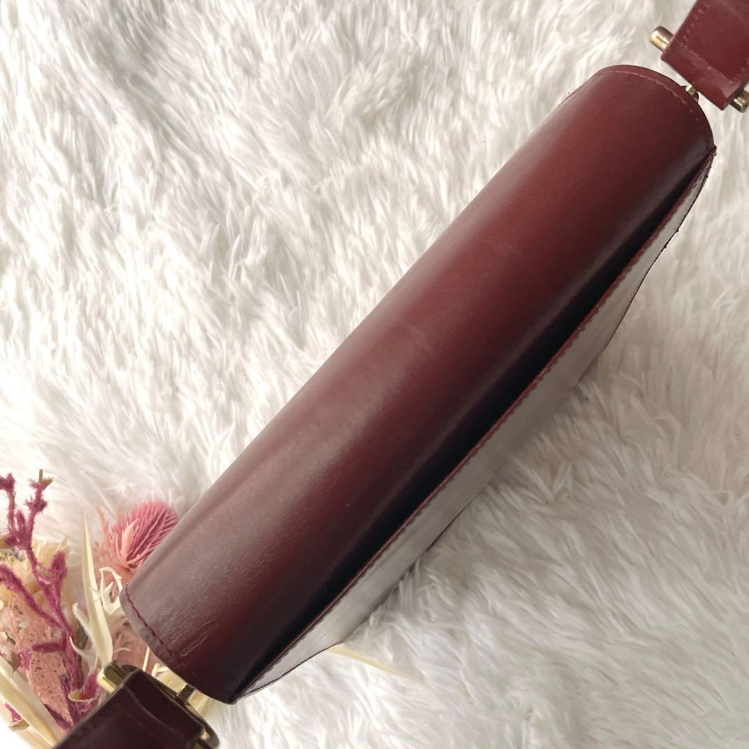 Cartier マストライン ロゴ型押し ボルドー フラップ ショルダーバッグ
