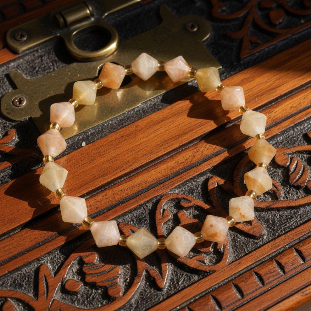 【もも】✳︎SALE✳︎天然トパーズの華奢ゴムブレスレット