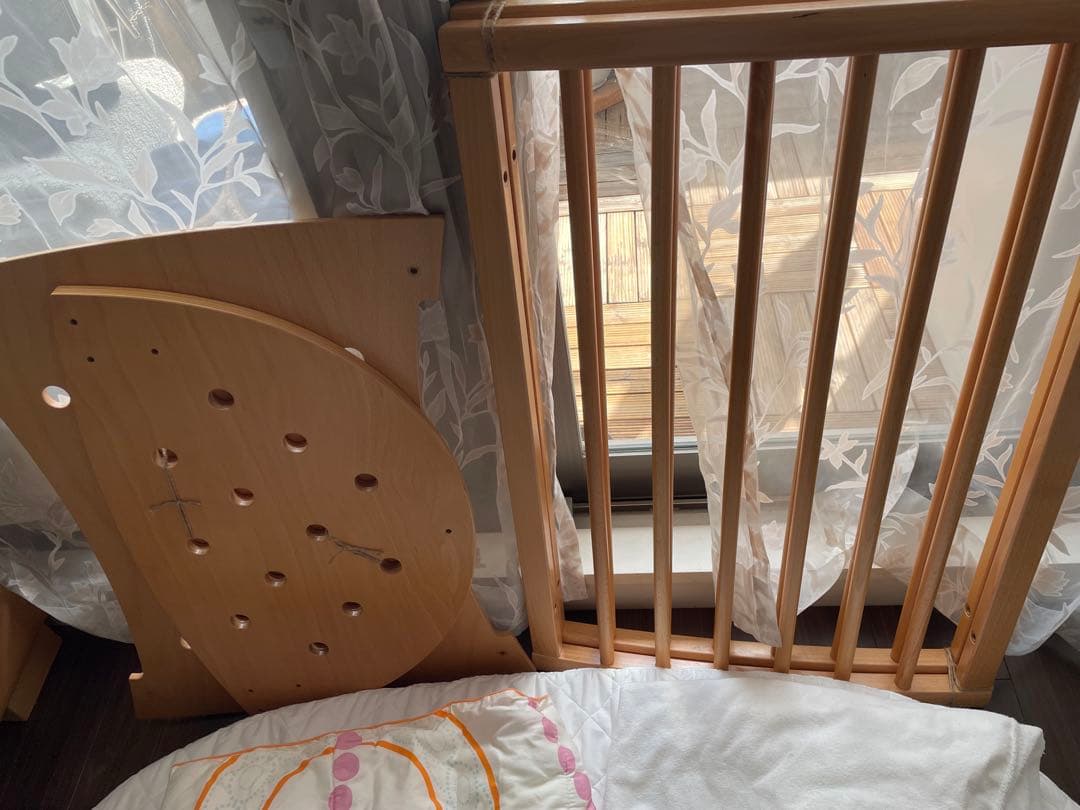 木製円形ベビーベッド マットレス付き