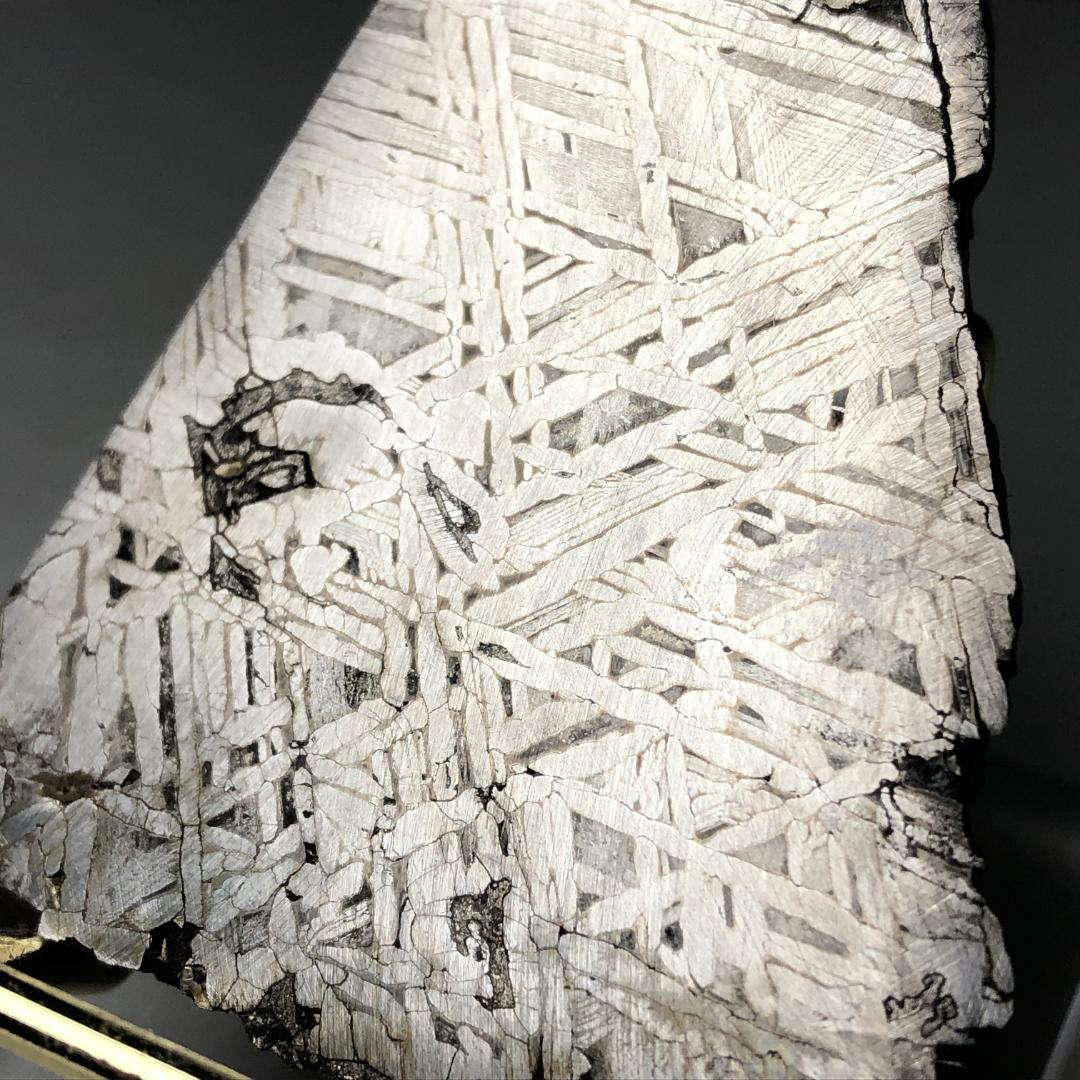 アルタイ隕石 鉄隕石　原石　重さ約121ｇ 立て付き