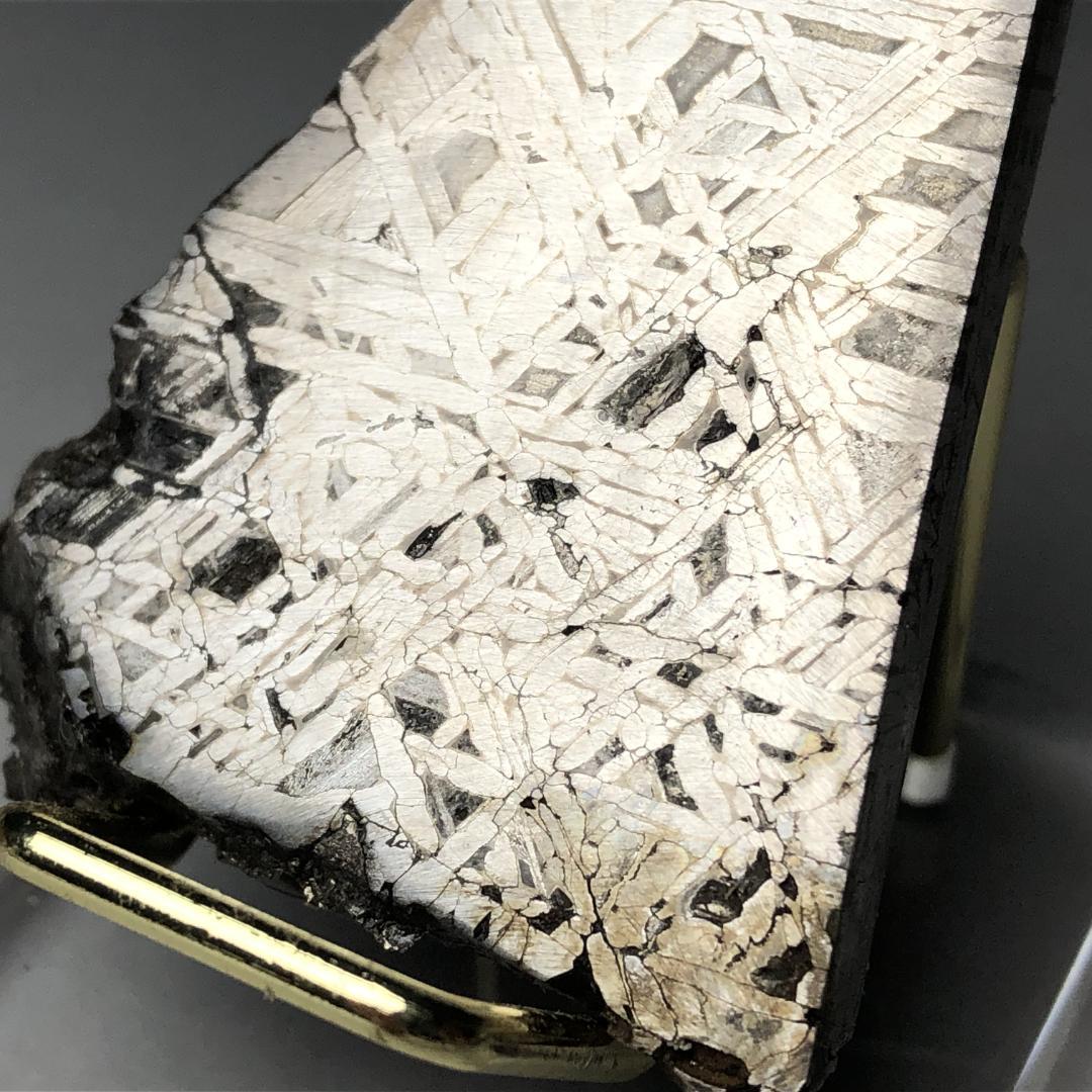 アルタイ隕石 鉄隕石　原石　重さ約121ｇ 立て付き