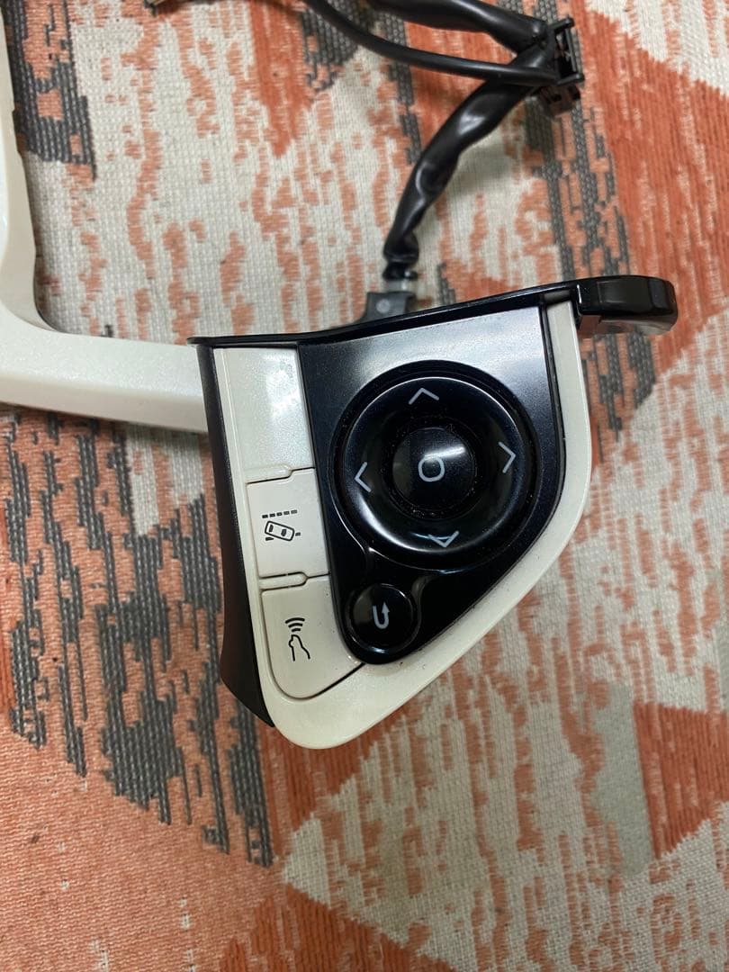 プリウス50系 ステアリングコントロールパネルとステアリングホーンパッド