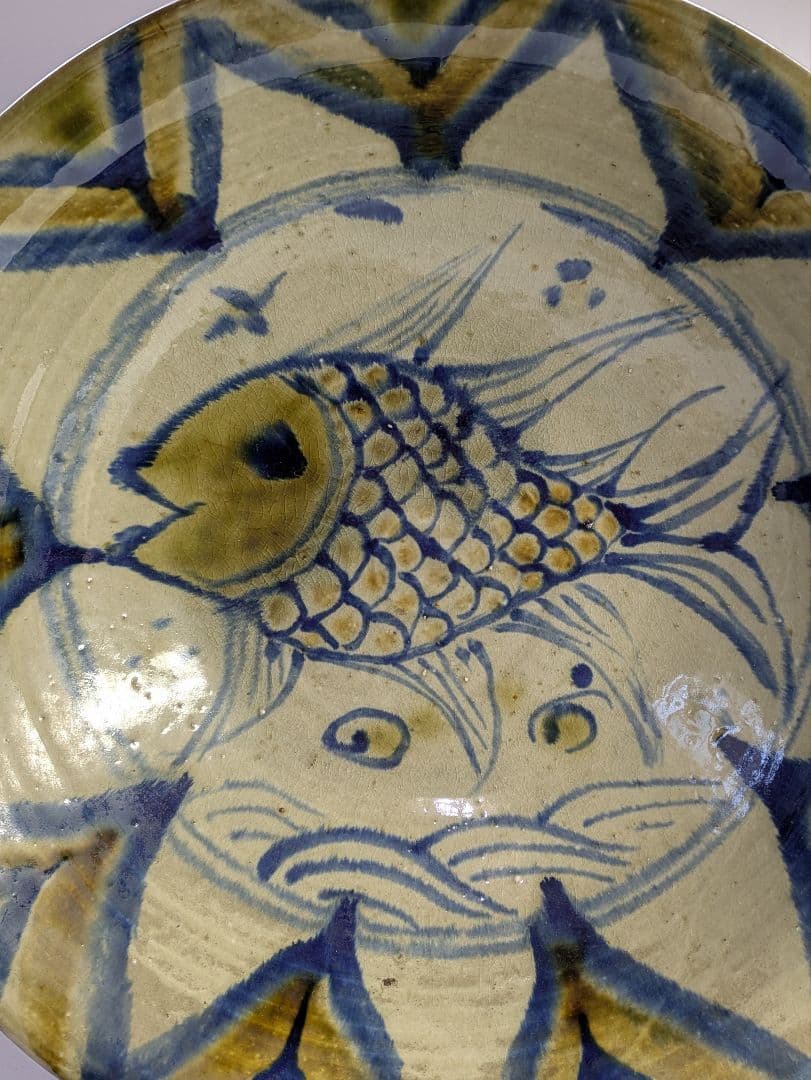 【真　作】沖縄壺屋焼、仁王窯、小橋川仁王作、『魚文飾鉢』、皿立付、箱無