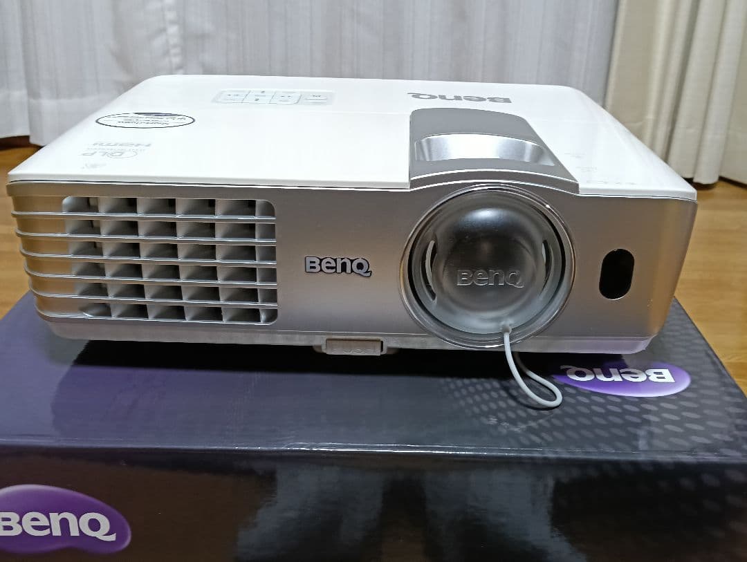 【美品】BenQ　超短焦点型DLPフルHDホームプロジェクター「W1080ST」