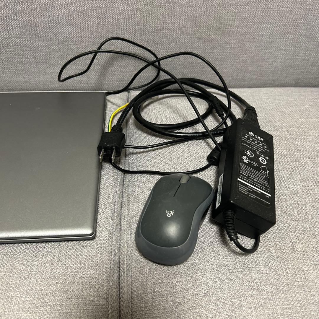 グレーのノートPC、マウス・電源アダプター付き