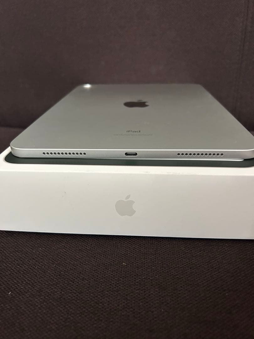 【極美品】iPad（第10世代）Wi-Fi／シルバー／64GB/キーボード付