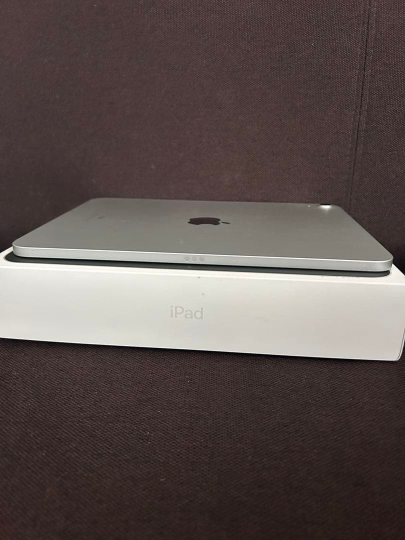 【極美品】iPad（第10世代）Wi-Fi／シルバー／64GB/キーボード付