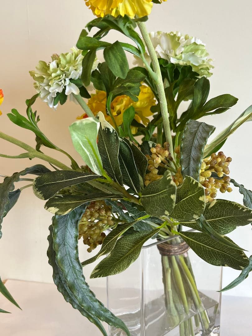 【エミリオロバ・ 春らしいラナンキュラスとグリーン… ガラス花瓶付き】