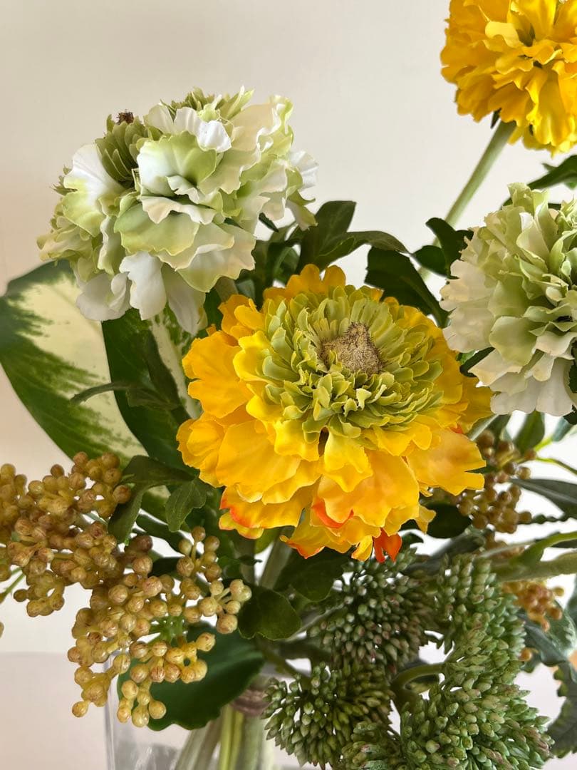 【エミリオロバ・ 春らしいラナンキュラスとグリーン… ガラス花瓶付き】