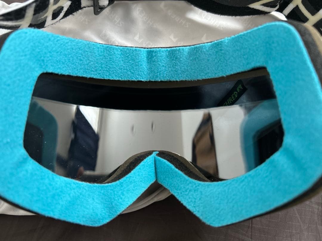 美品　スノーゴーグル　SHRED ホワイト　ブラックレンズ