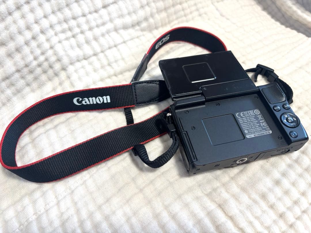 【美品】Canon ミラーレス一眼カメラ EOS M100 ＋単焦点レンズ