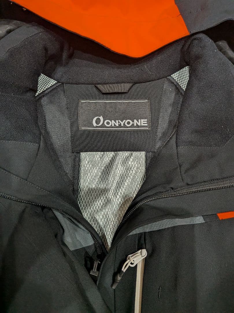 美品 ONYONE オンヨネ デモモデルスキーウェア上下 Lサイズ