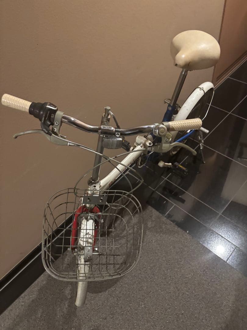 シティサイクル ホワイトフレーム バスケット付き折り畳み