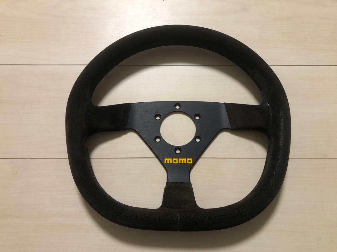 momo ステアリングホイール