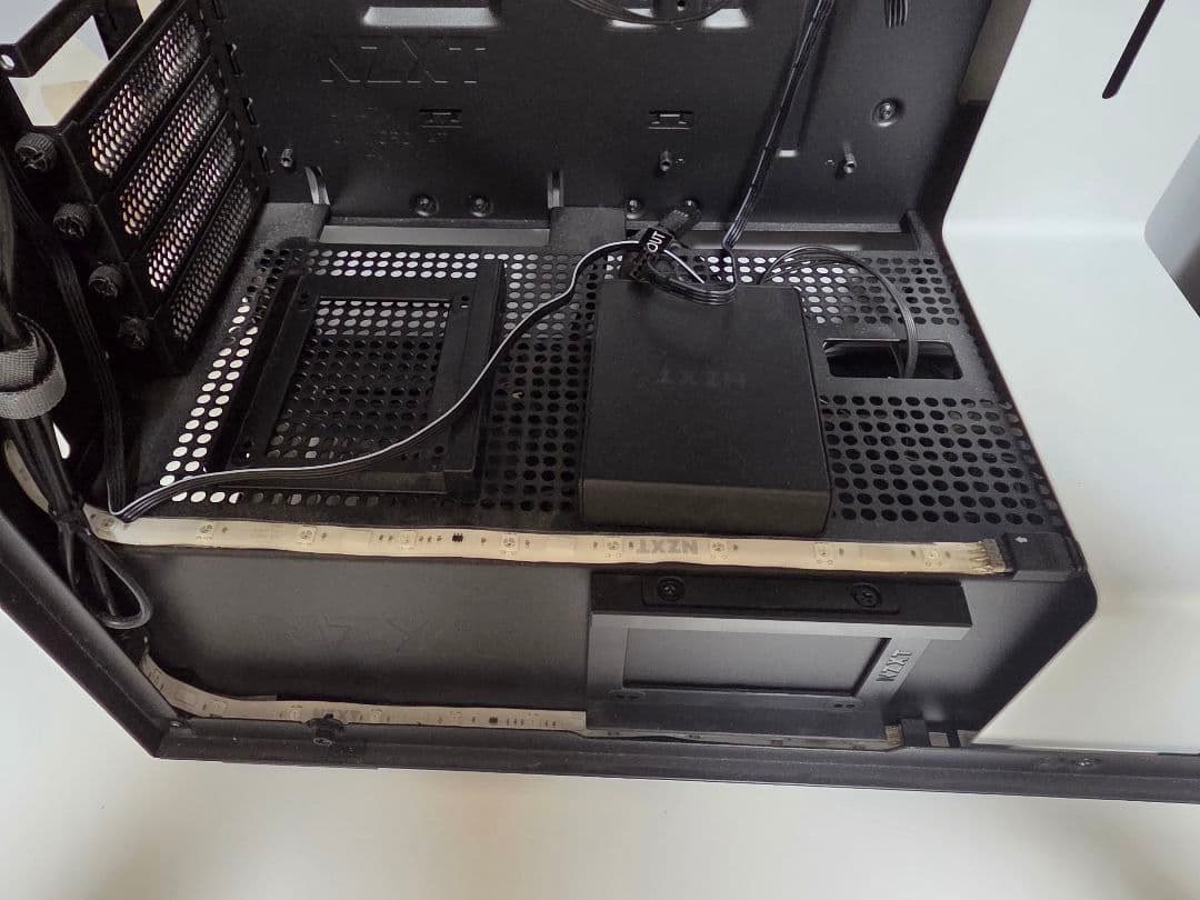 NZXT H700 CA-H700B-W1 ブラック/ホワイト