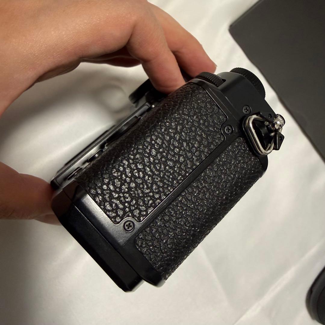 【美品】Nikon Zf ブラック ボディ　サムレスト、ボタンのおまけ付き