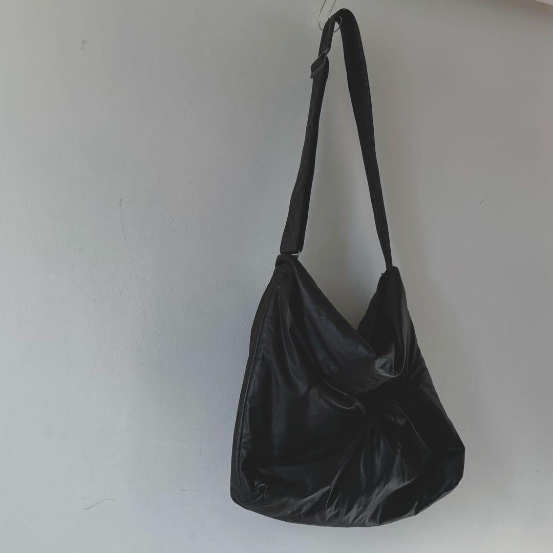 バッグ Discord Batt shoulder Black leather