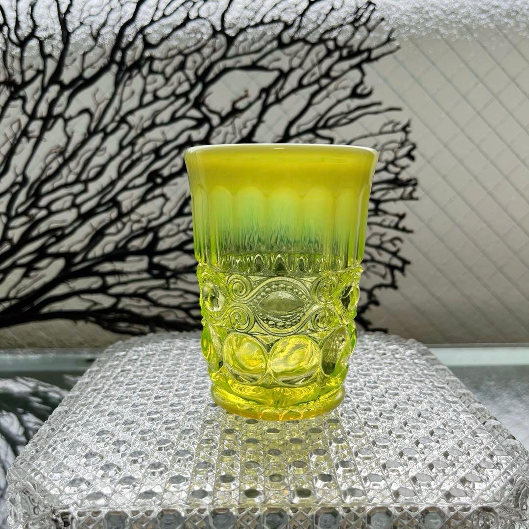 骨董　時代プレス　乳白色暈し　カナリアイエロー　コップ　ゴブレット　ウラン