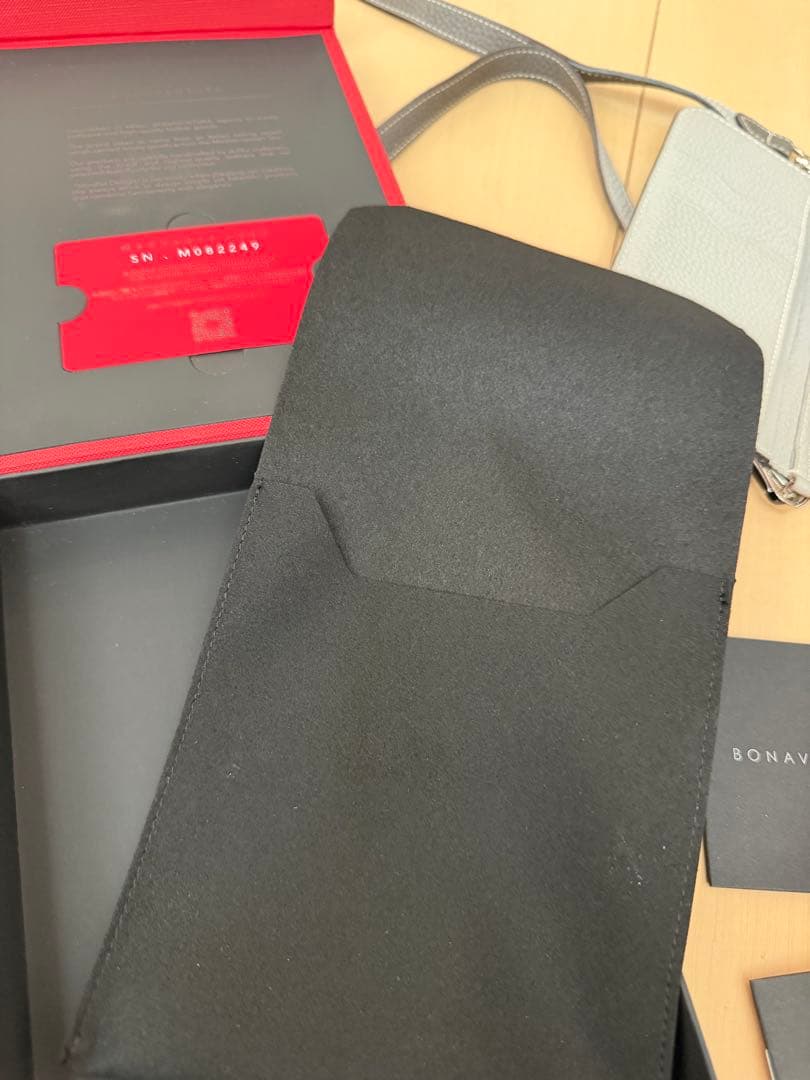 iPhone15Pro ほぼ新品 ボナベンチュラ手帳型（ショルダー付き）