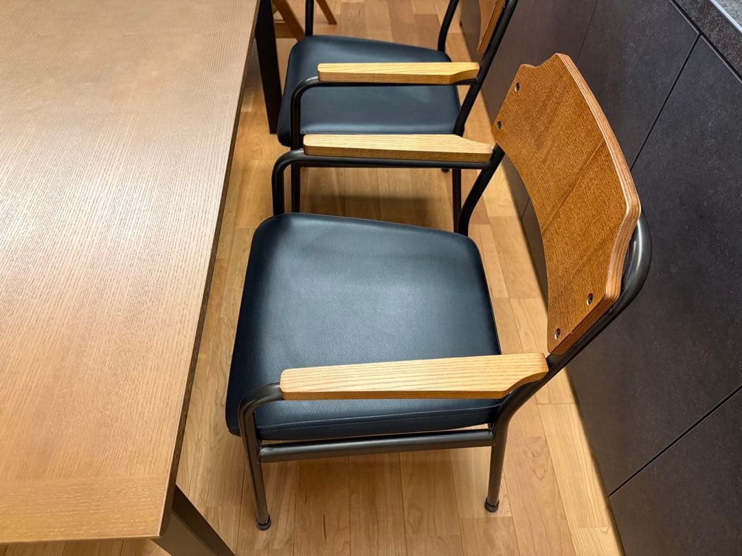 ウニコ　unico 木製アームの黒いダイニングチェア